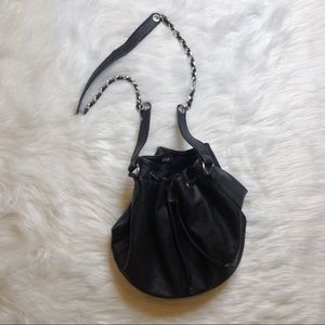 black bucket bag! 🖤